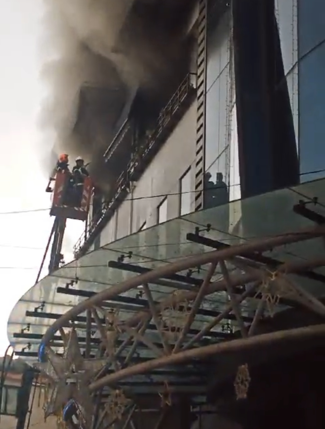 VIDEO/ Mbi 50 të asfiksuar e lënduar nga zkarri në qendrën tregtare në Lushnjë