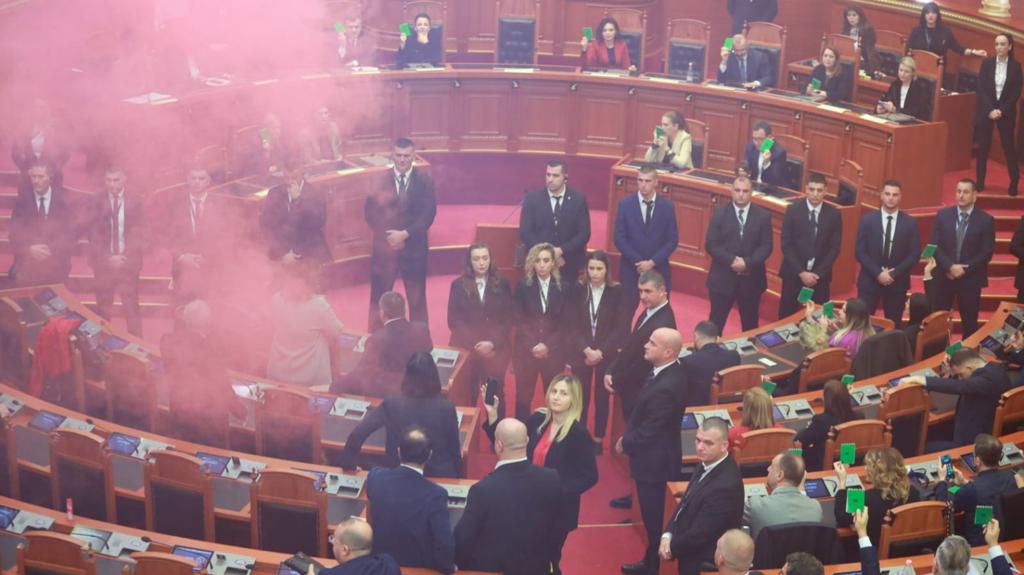 Socialistët ndryshojnë në tym rregulloren, opozita do ta çojë në Kushtetuese