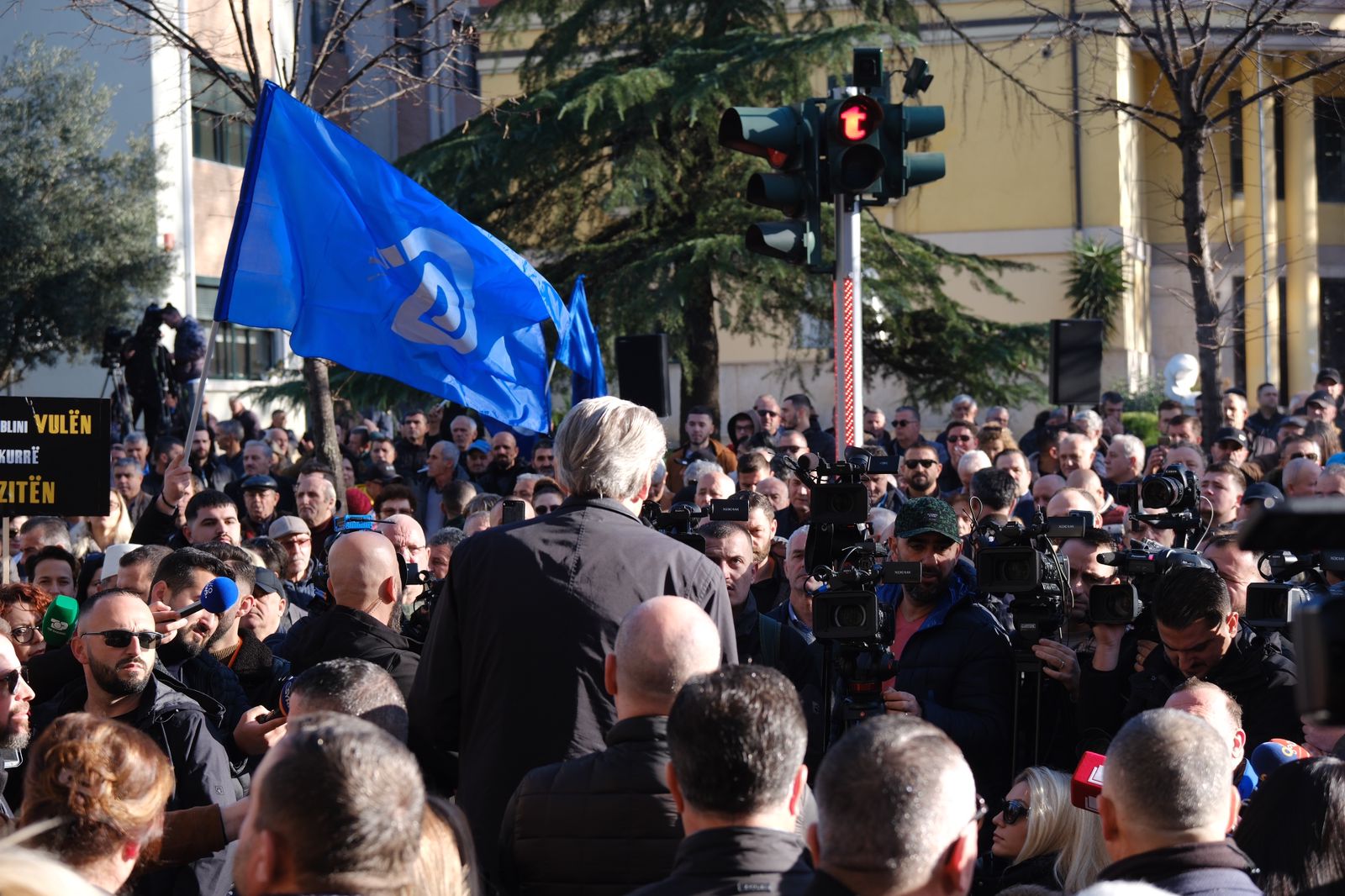 Demokratët protestë tek Gjykata e Lartë, Berisha: Edhe Hitleri e bëri holokaustin me gjykata