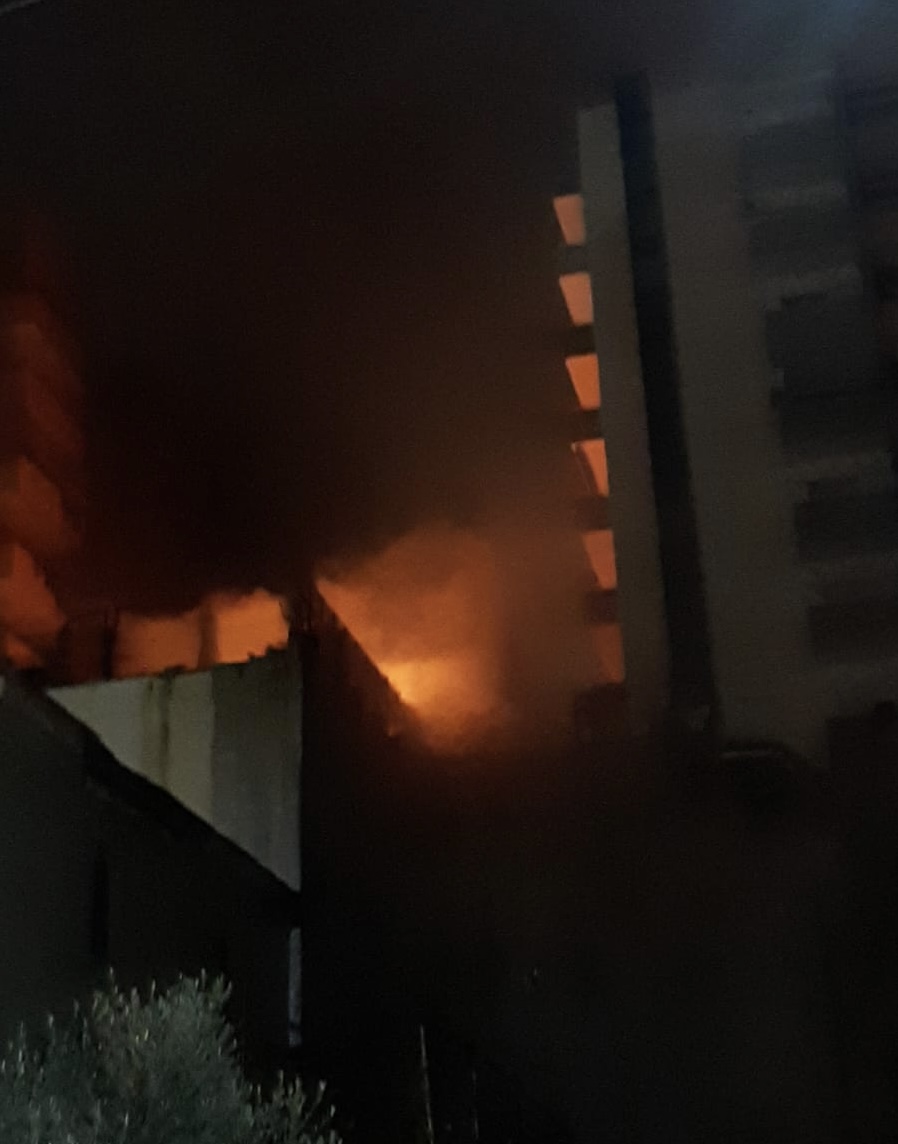 VIDEO/ Rikthehet sërish zjarri në qendrën tregtare në Lushnjë