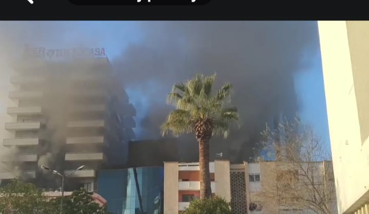 Qendra tregtare me 4 katet në flakë, shkatërrohen dhjetra njësi