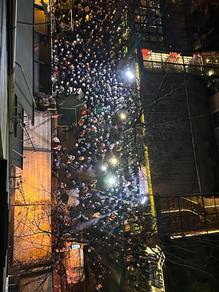 Protestë tek apartamenti i Berishës, kreu i PD publikon mesazhin e një vajze