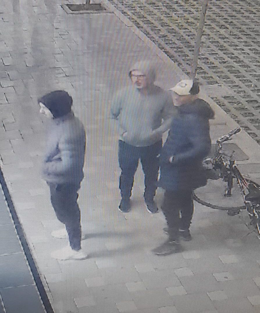 FOTOT/ 5000 euro kush i gjen këta tipat, vodhën bankomatet në një bankë në Tiranë