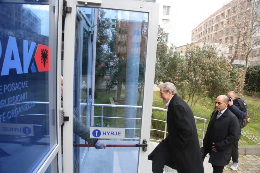 Sali Berisha mbaron seancën e pyetjeve: Ja çfarë u thashë në SPAK, gjeta aty një grup të terrorizuar