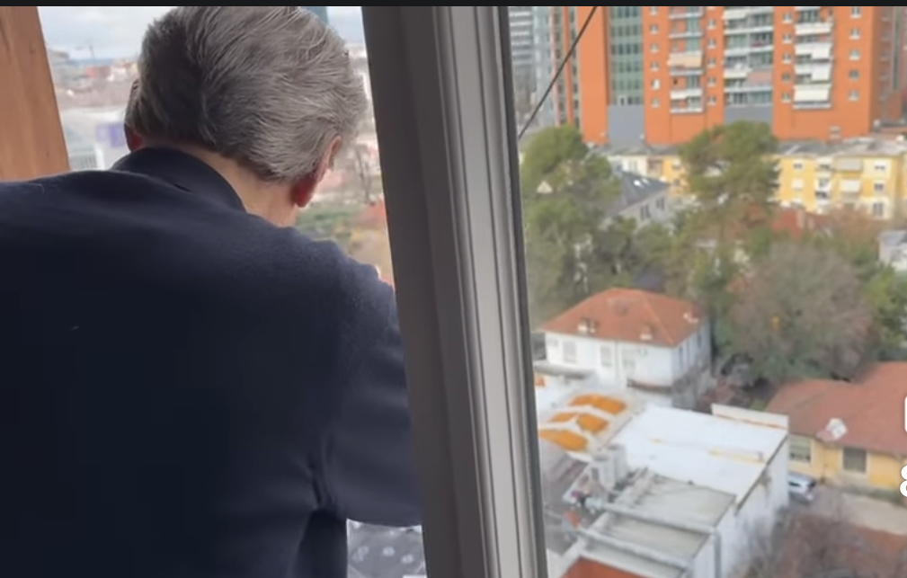 Protestë te shtëpia e Berishës, rrugica bllokohet nga qindra mbështetës, Berisha përshëndet nga dritarja