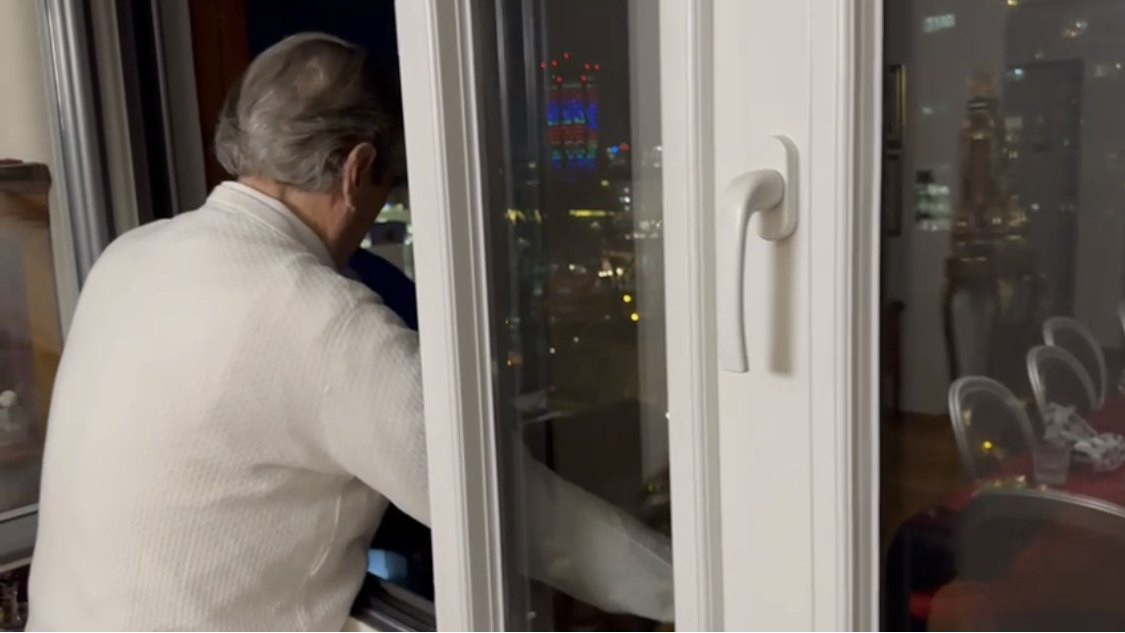 Protestë tek shtëpia e Berishës, kreu i PD u flet demokratëve nga dritarja