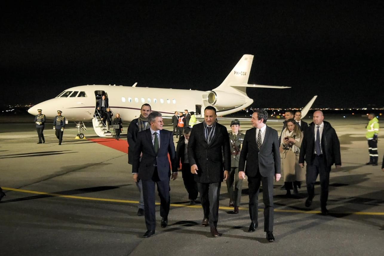 Kryeministri i Irlandës mbërrin në Prishtinë, e pret Kurti në aeroport