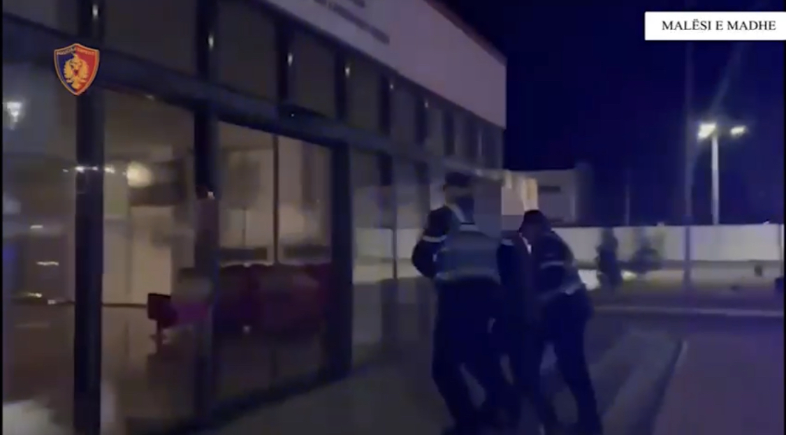 KOPLIK/ Kapen 25 kg kanabis në shtëpi, babë e bir në qeli