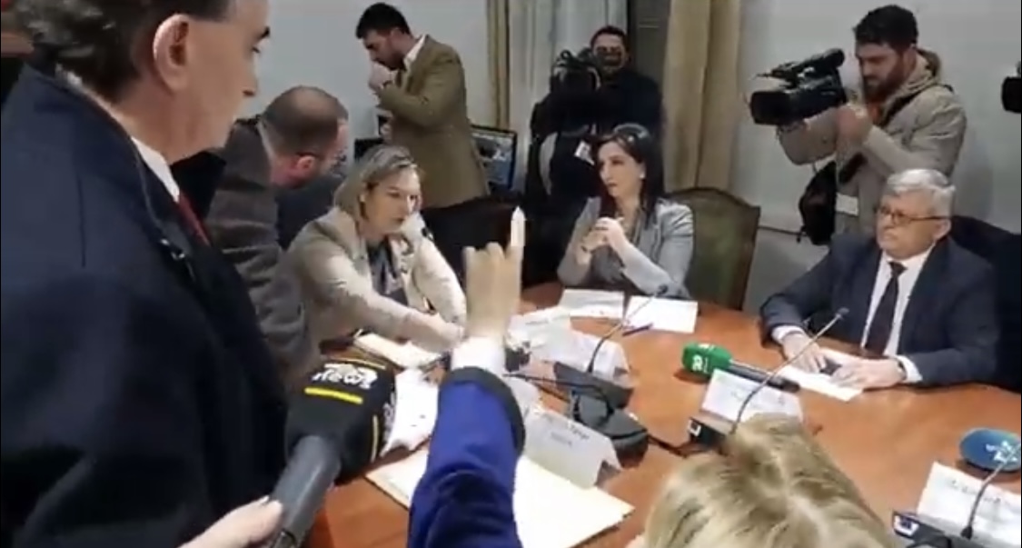 Sherri i demokratëve tek komisioni i Açkës, deputetja e Bashës thyen protestën derisa Evis Kushi i jep leje ta mbyllë mbledhjen