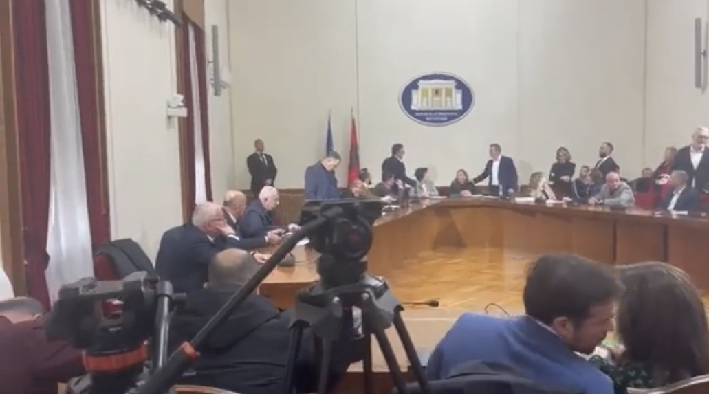 VIDEO/ Kulmon protesta e opozitës, bllokon Komisionin e Reformës Zgjedhore