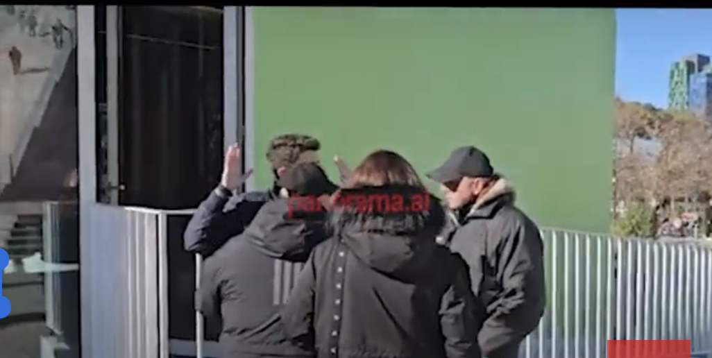 VIDEO/ Një i ri tremb rojet e Ramës sot para kryeministrisë: Vet i sollët, vet i vratë, o hajdutë