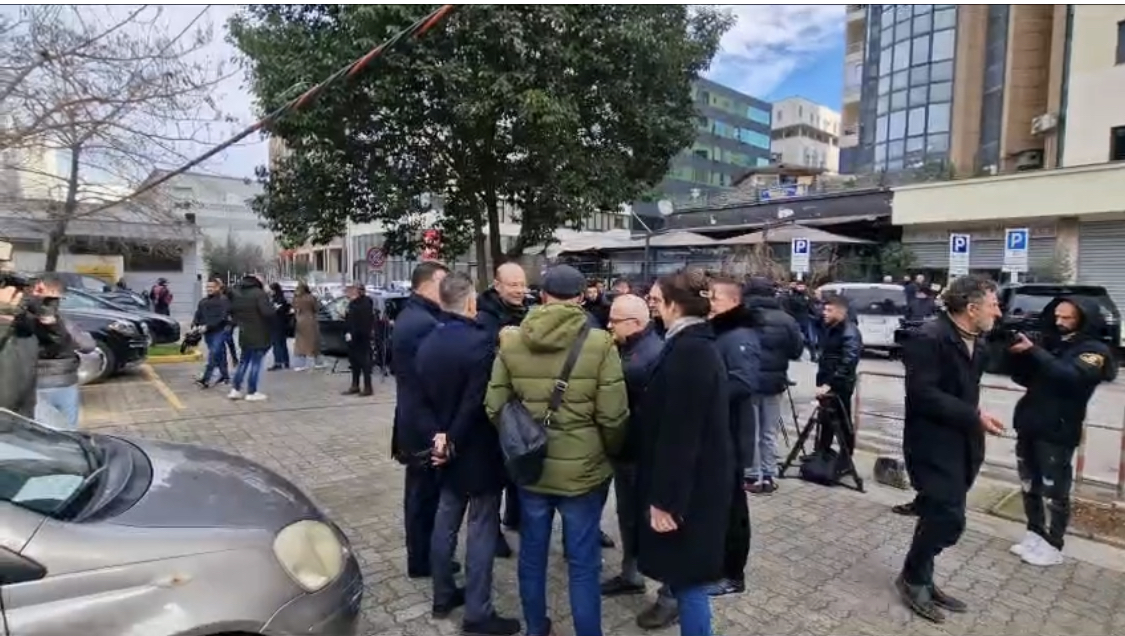 Berisha në SPAK, deputetët e PD e presin tek oborri i prokurorisë