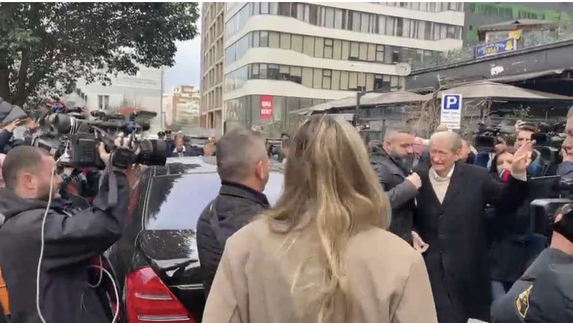 Dalin pamjet, kreu i PD, Sali Berisha hyn në SPAK