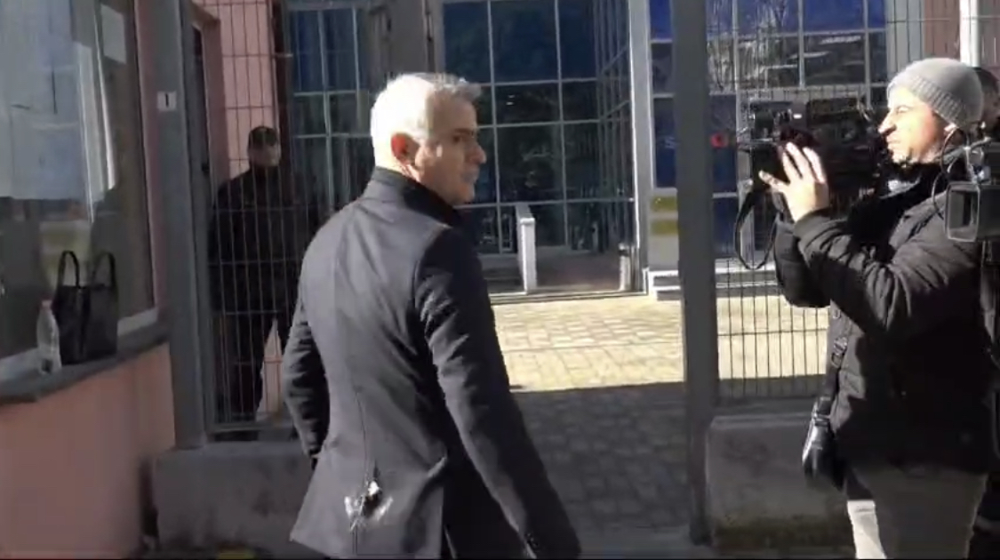 VIDEO/ Sulmohet me vezë Vangjel Dule nga 2 qytetarë