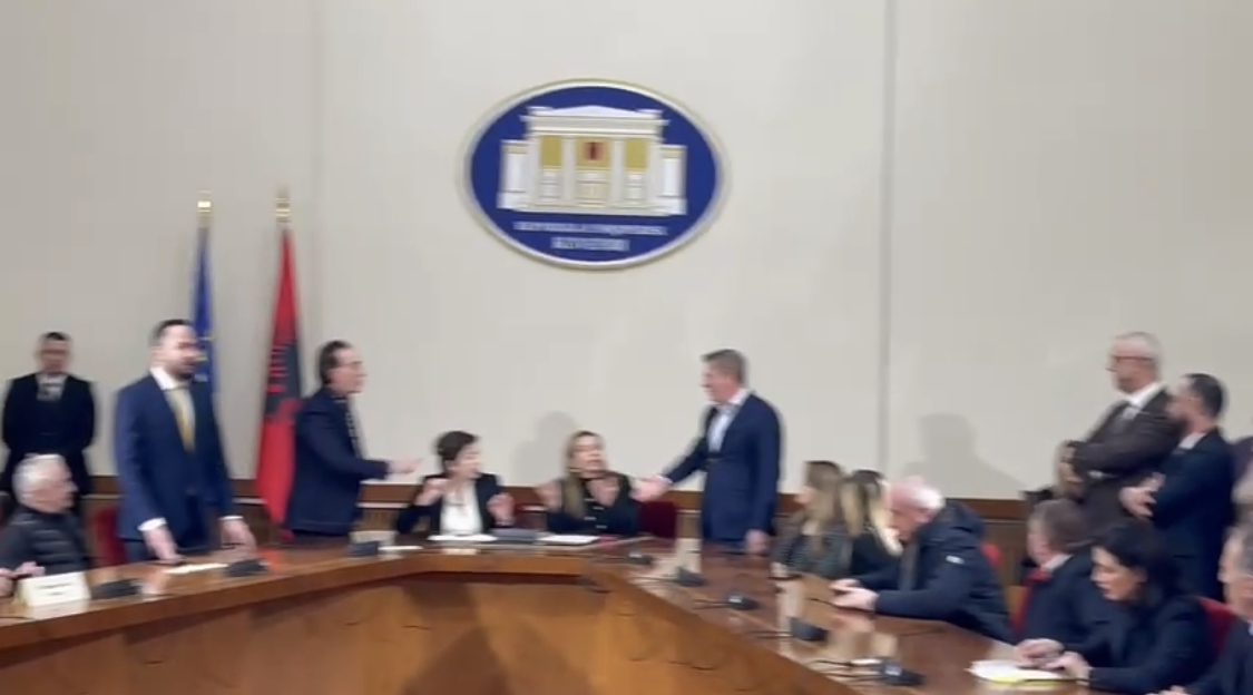VIDEO/ Opozita bllokon komisionin e Reformës Zgjedhore: Nuk ka komision pa konsensus