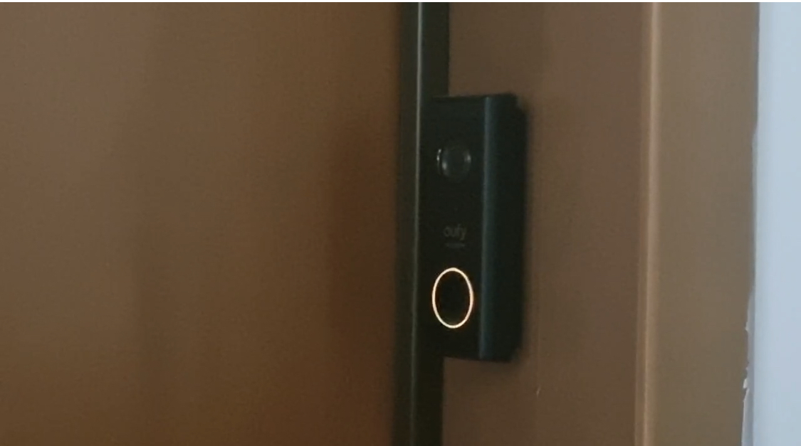 KAMERAT/ “Big Brodher” në shtëpi, monitoronte gruan në shtëpi me disa kamera