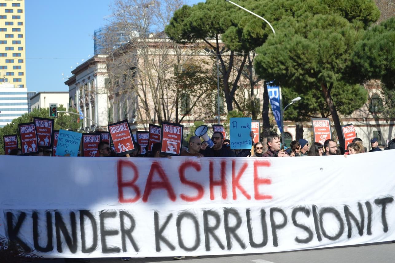 Protestë në sheshin Skënderbej në Tiranë: Bashkë kundër korrupsionit!
