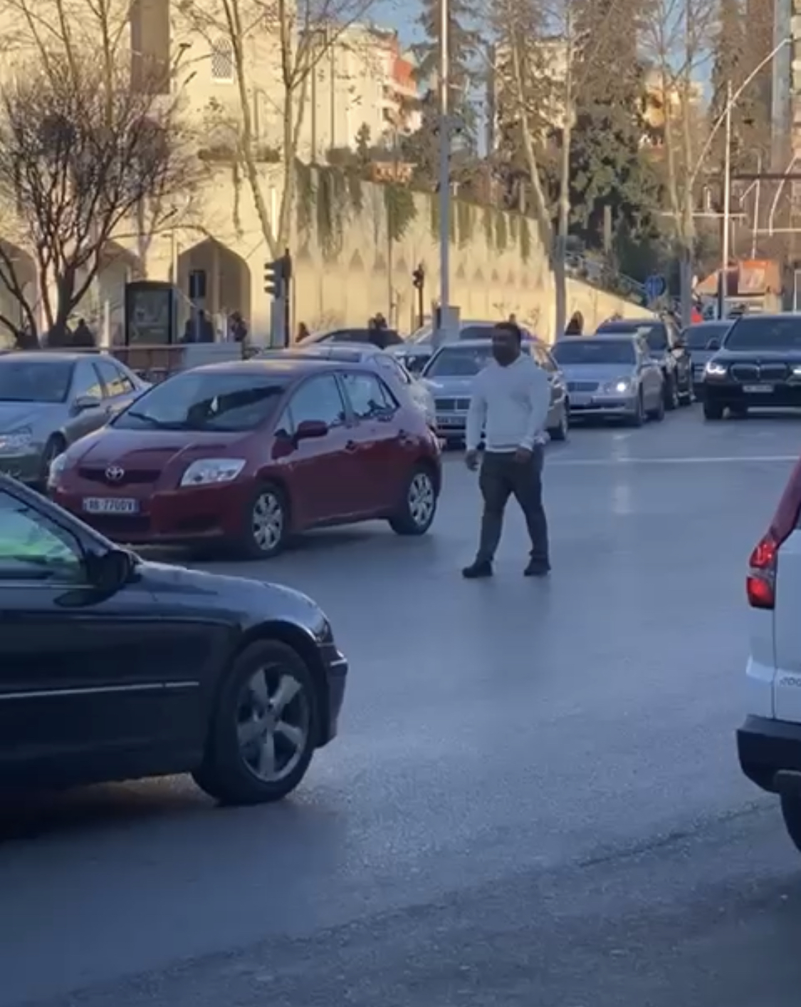 TIRANË/ Policia zhbllokon trafikun, një qytetar i huaj qëndronte mes makinave te Rruga e Elbasanit