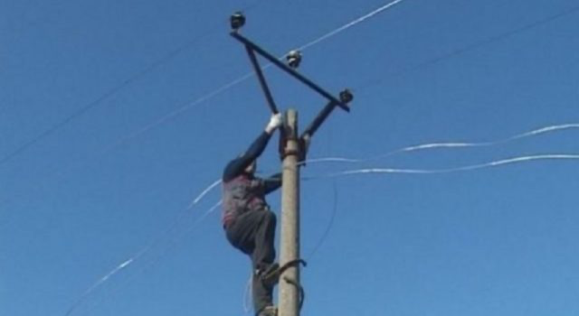 Humb jetën elektricisti që ra nga shtylla në Dibër