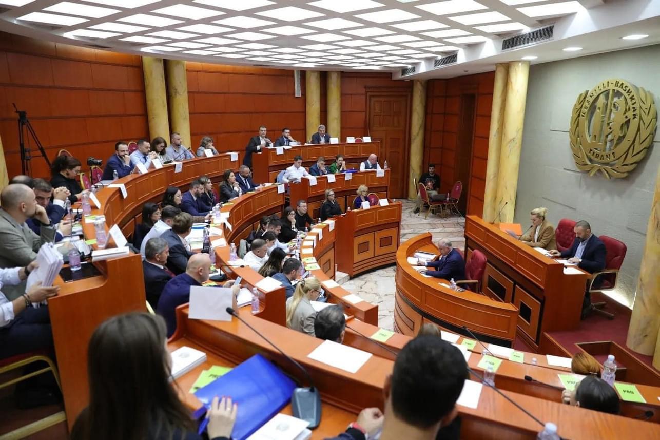 Mbledhje në 5 minuta edhe në këshillin bashkiak të Tiranës, mazhoranca i shmanget kudo përballjes