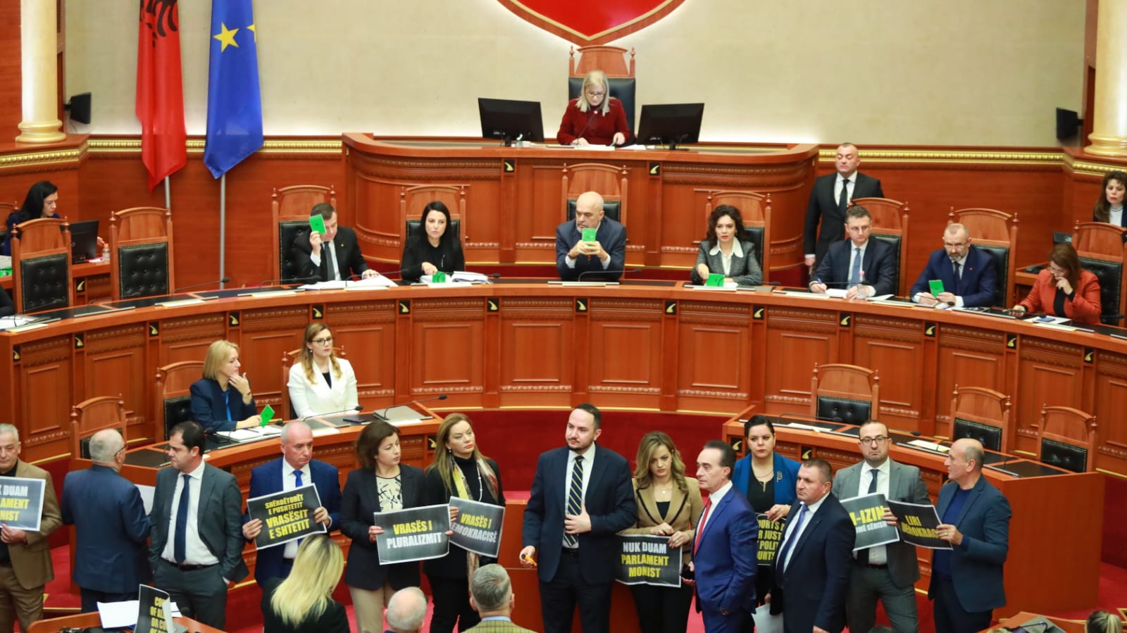 FOTOGALERI/ Protesta e opozitës në Parlament, i vënë Ramës para hundës sloganin “Shkatërrues i demokracisë”