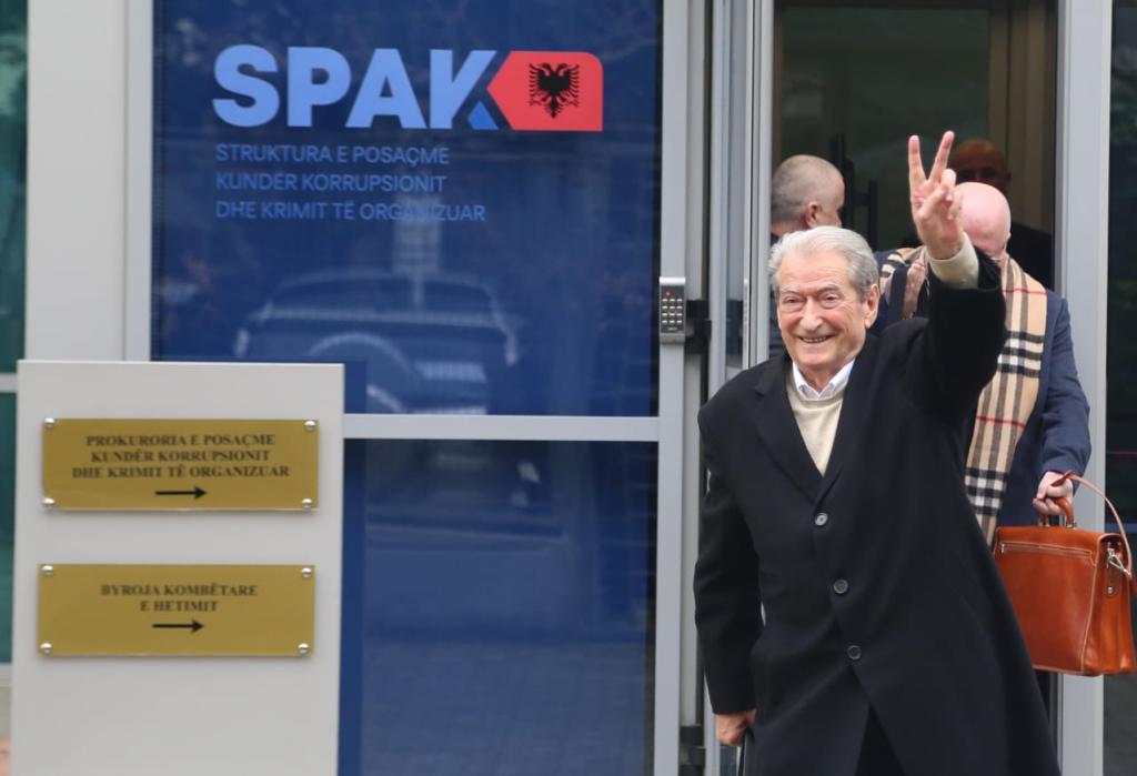 Sali Berisha mbaron seancën e pyetjeve: Ja çfarë u thashë në SPAK, gjeta aty një grup të terrorizuar