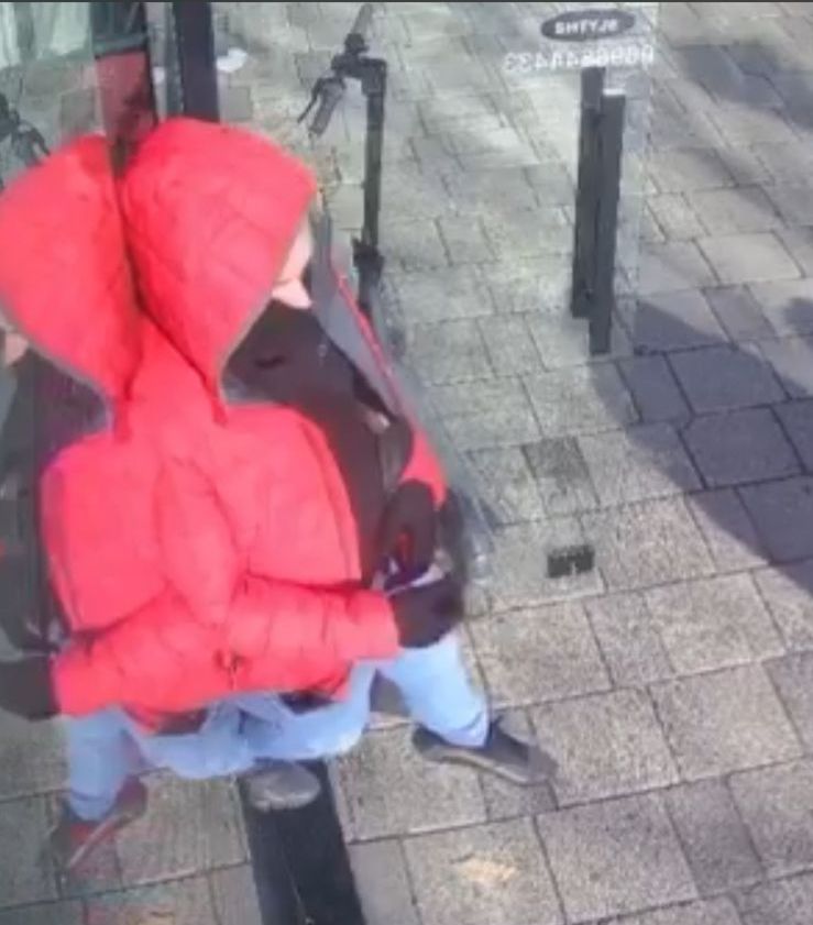 Grabitje me armë në Tiranë, policia vendos shpërblim për grabitësin me xhup të kuq