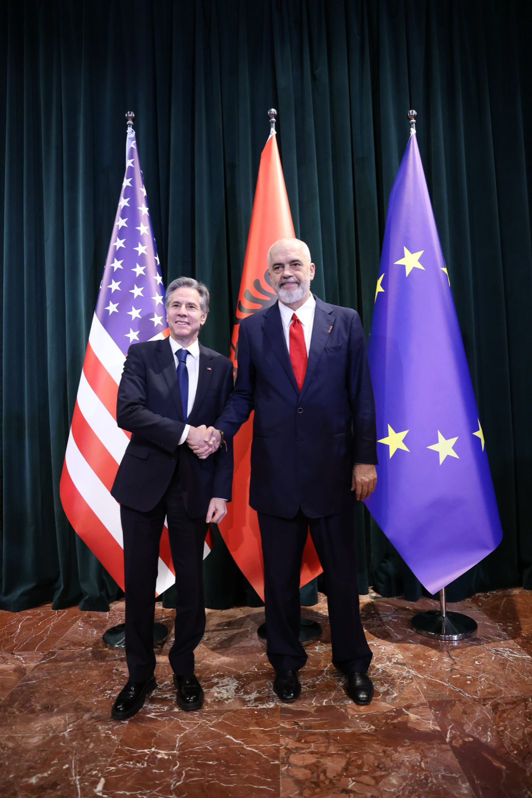 Blinken, takim me Presidentin Begaj dhe 2 takime jopublike në Piramidë me krerët e drejtësisë dhe përshëndetjen me Veliaj