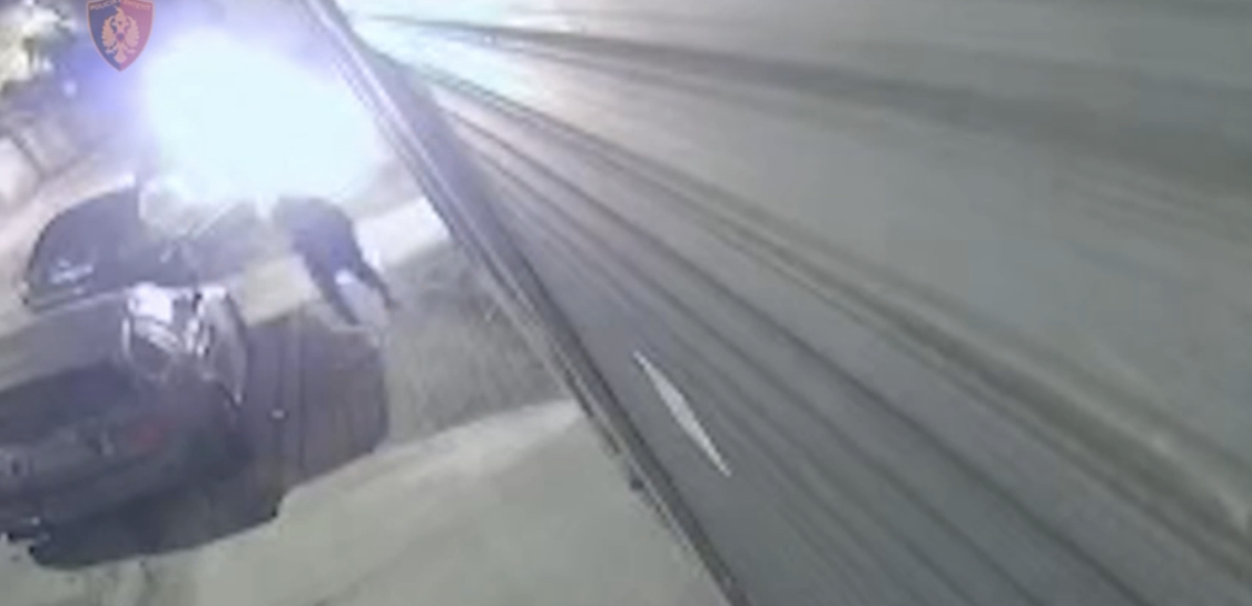 VIDEO/ Si gruaja i vuri flakën makinës së 42 vjeçarit në Durrës