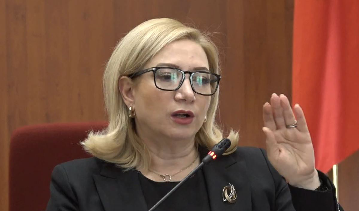 Holta Zaçaj shpjegon vendimin e Kushtetueses për emigrantët dhe kërkesën për paga më të larta