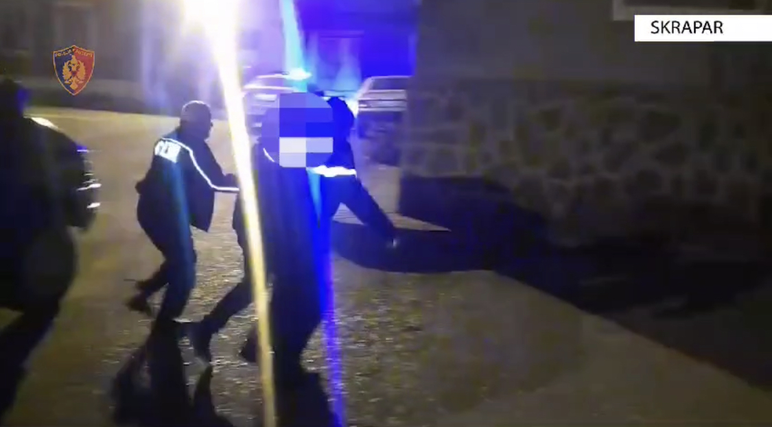 Nga Buzi i Tepelenës, me armë e thikë kërcënon e vjedh në Çepan të Skraparit