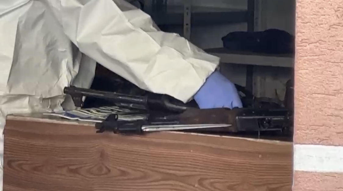 VIDEO/ Depo armatimi në mes të Vlorës, shiste edhe targa për makinat e krimit