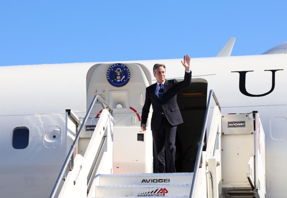 Sekretari i Shtetit të SHBA mbërrin në Tiranë, pritet nga Igli Hasani