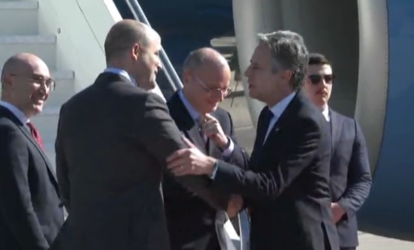 Sekretari i Shtetit të SHBA mbërrin në Tiranë, pritet nga Igli Hasani