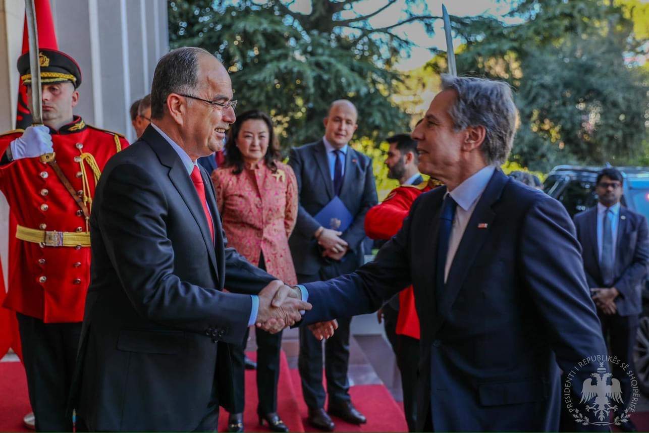Blinken, takim me Presidentin Begaj dhe 2 takime jopublike në Piramidë me krerët e drejtësisë dhe përshëndetjen me Veliaj