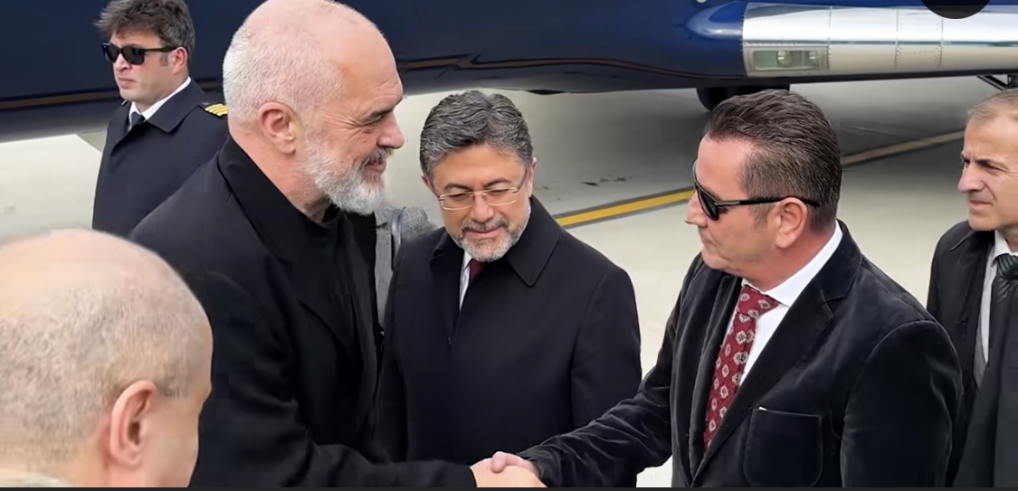 Rama ikën nga Tirana pak orë para protestës së opozitës, vizitë në Turqi