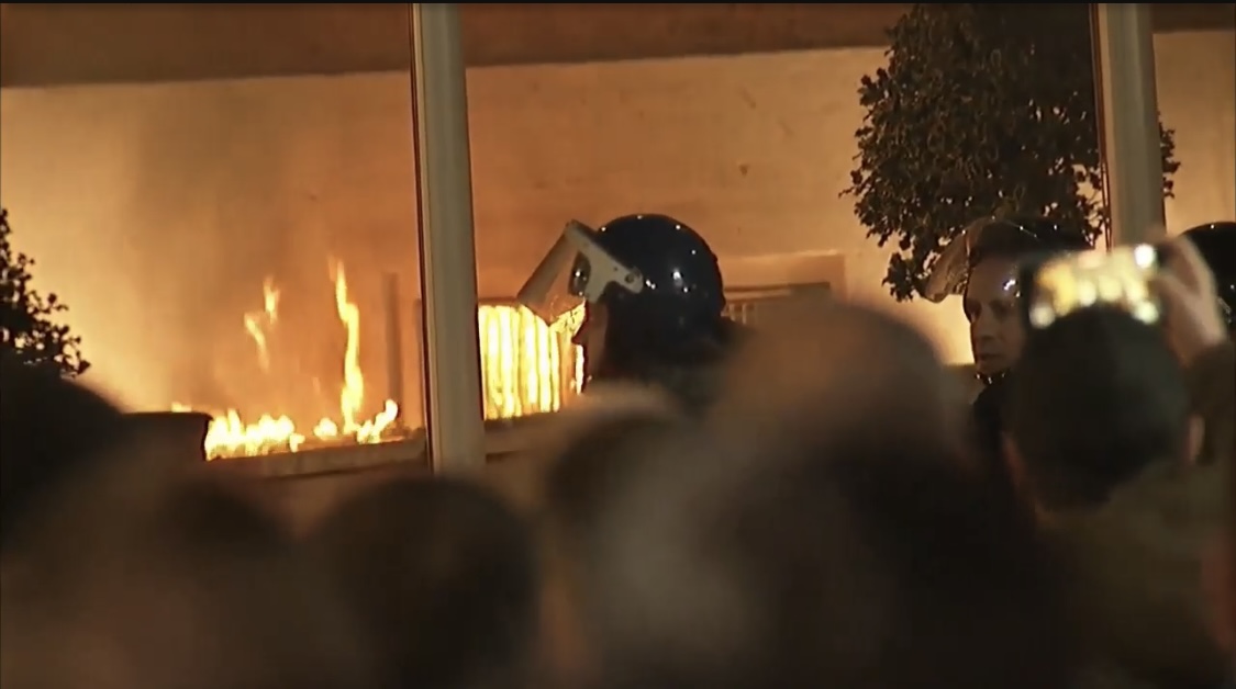 Flakë përpara kryeministrisë, rreshtohen forcat speciale