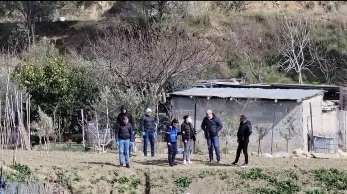 VIDEO/ Hygerta shkon në vendin e krimit, rrëfen detajet nga oborri i shtëpisë
