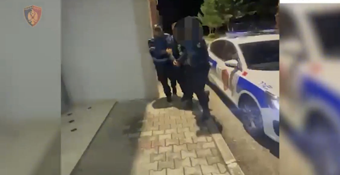 Sherr i madh në Kavajë, 2 vëllezërit sulmojnë me makinë makinën e tjetrit