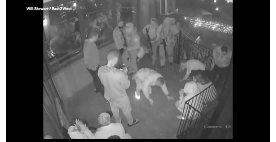 VIDEO/ Rrahje masive, ushtarët rusë masakrojnë klientët e një kafeje në Krime