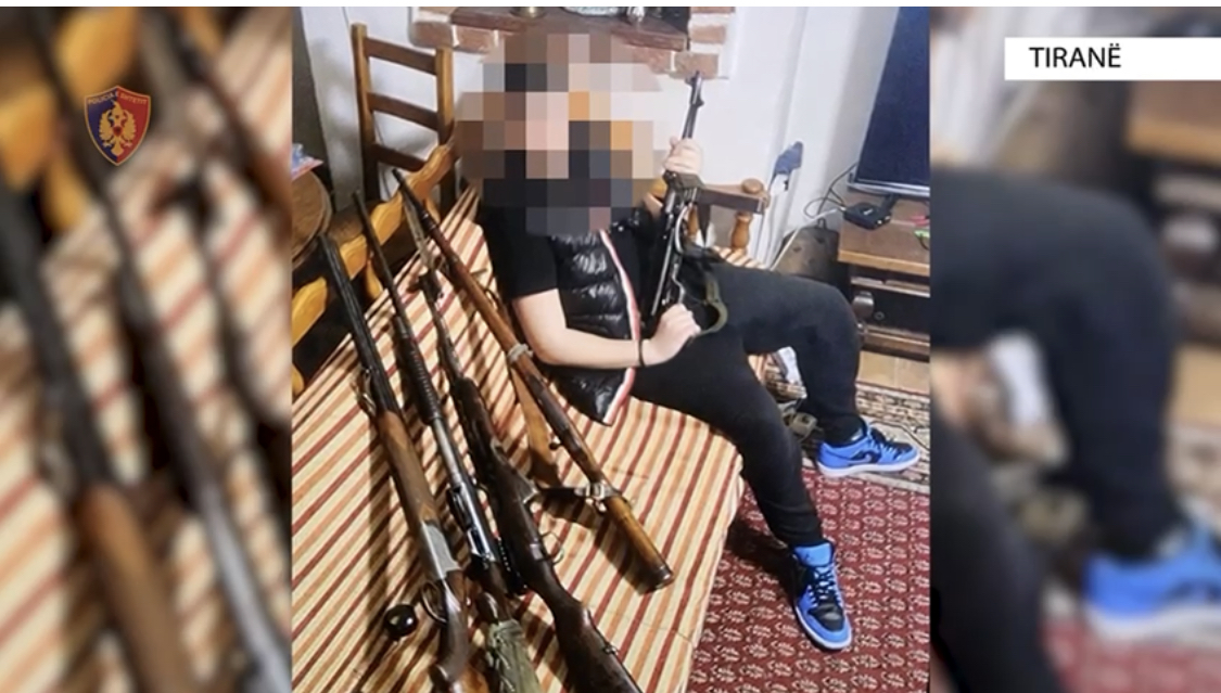 6 pushkë në shtëpi, babai shtynte 16 vjeçarin të përdorte armët