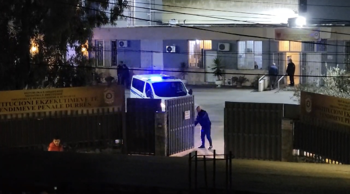 VIDEO/ Momenti kur Vangjush Dako merret nga burgu e niset drejt shtëpisë