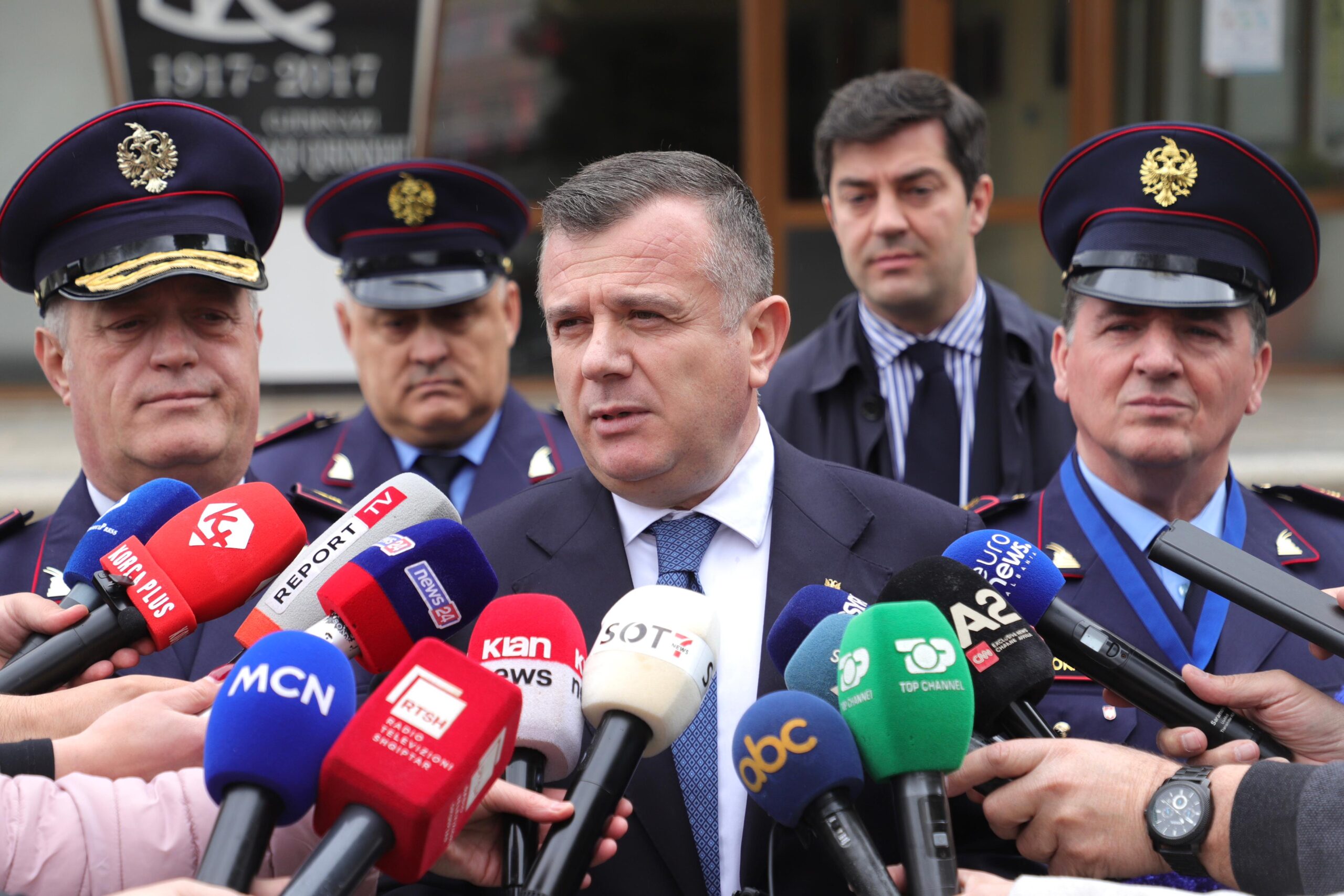 Ministri Balla deklaratë për Martinajt: Po vijojmë bashkë me drejtorin