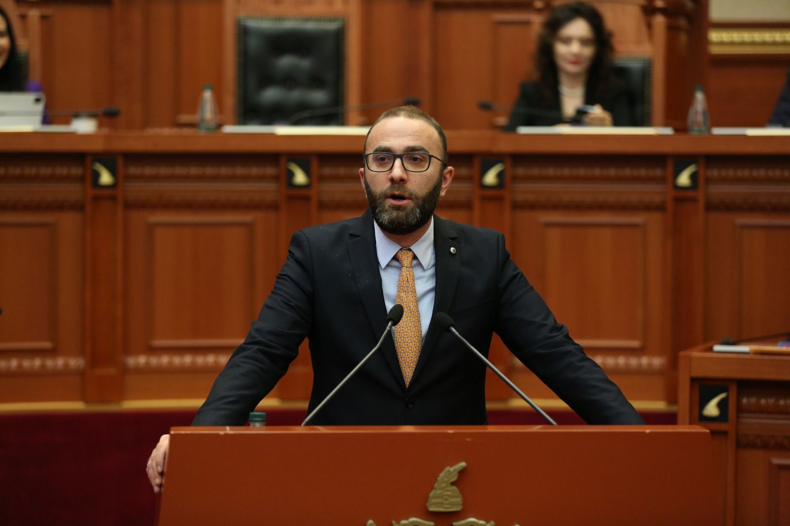 Bardhi shpërthen në akuza: Vjedhje, po jepen 400 milion euro për portin. Balluku nuk përballet, braktis sallën e kuvendit