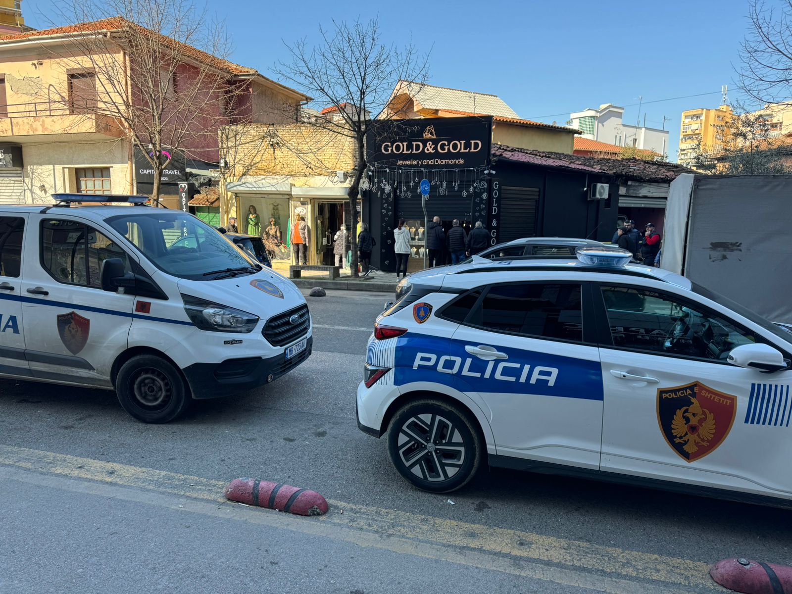 Grabitet argjendaria në mes të Tiranës. Vjedhje e madhe