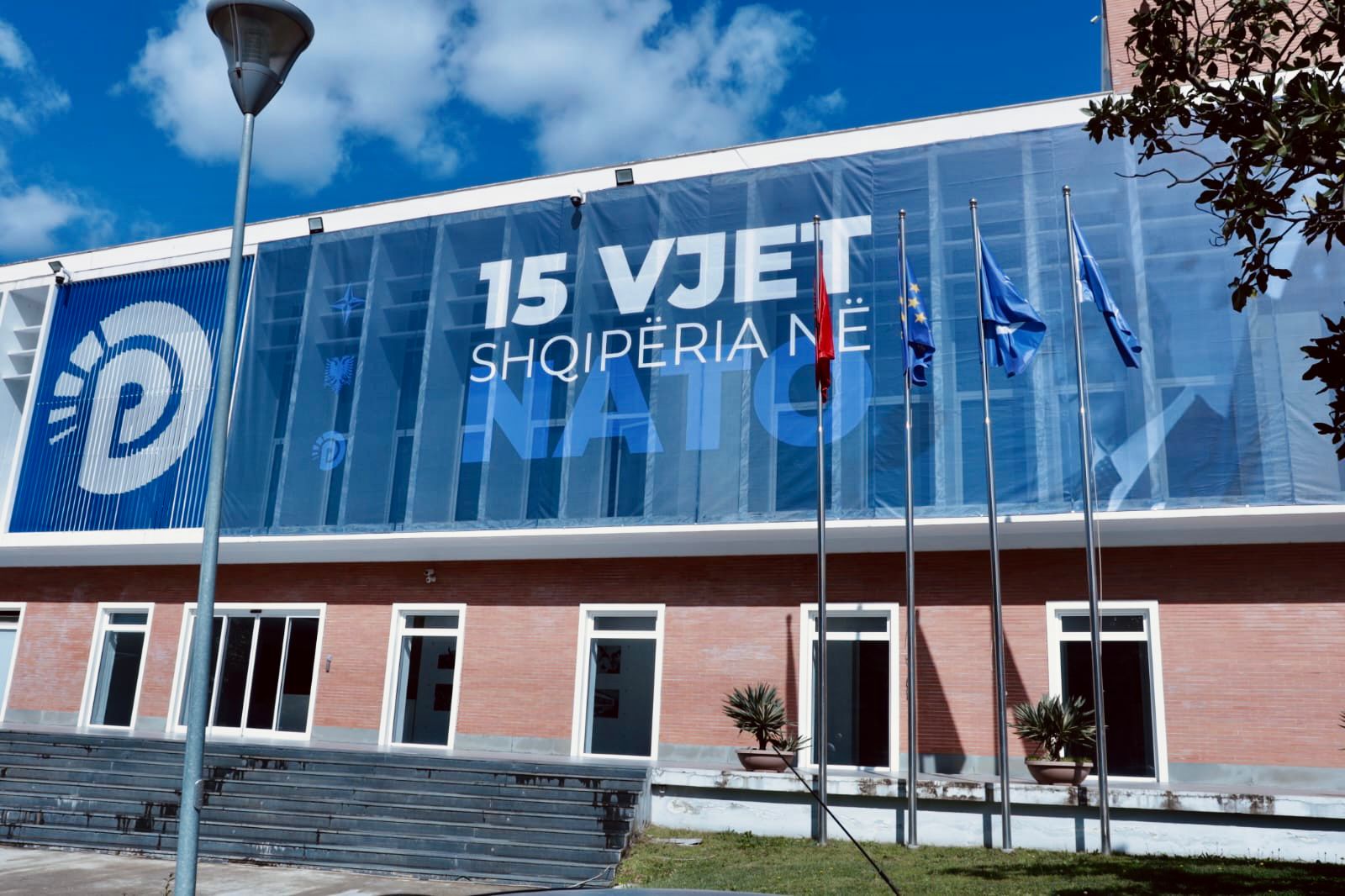 Baneri i madh te selia e PD, ja për çfarë po feston sot opozita