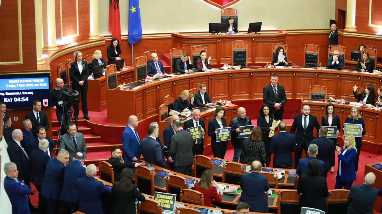 2 nga 8 komisionet hetimore, a duhet të bëjë lëshime opozita