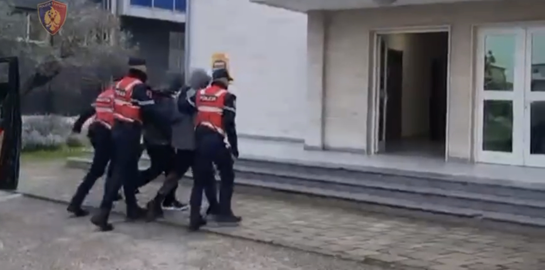 Të tre me pistoleta, i bien pash më pash Fierit