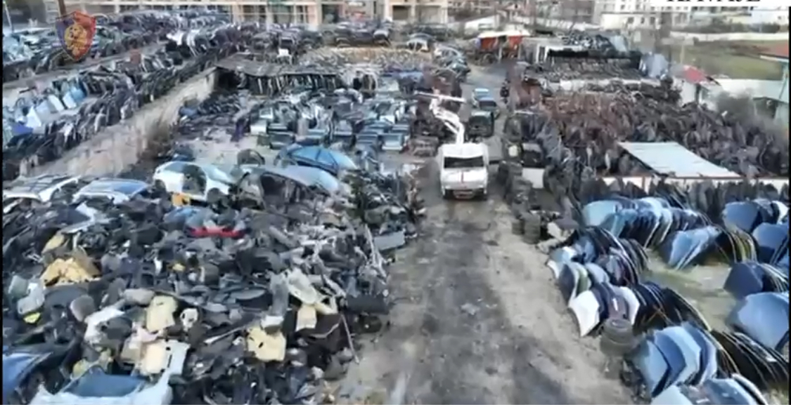 Babë e bir, hajdutë të mprehtë makinash për çmontim dhe shitje me pjesë në Priskë