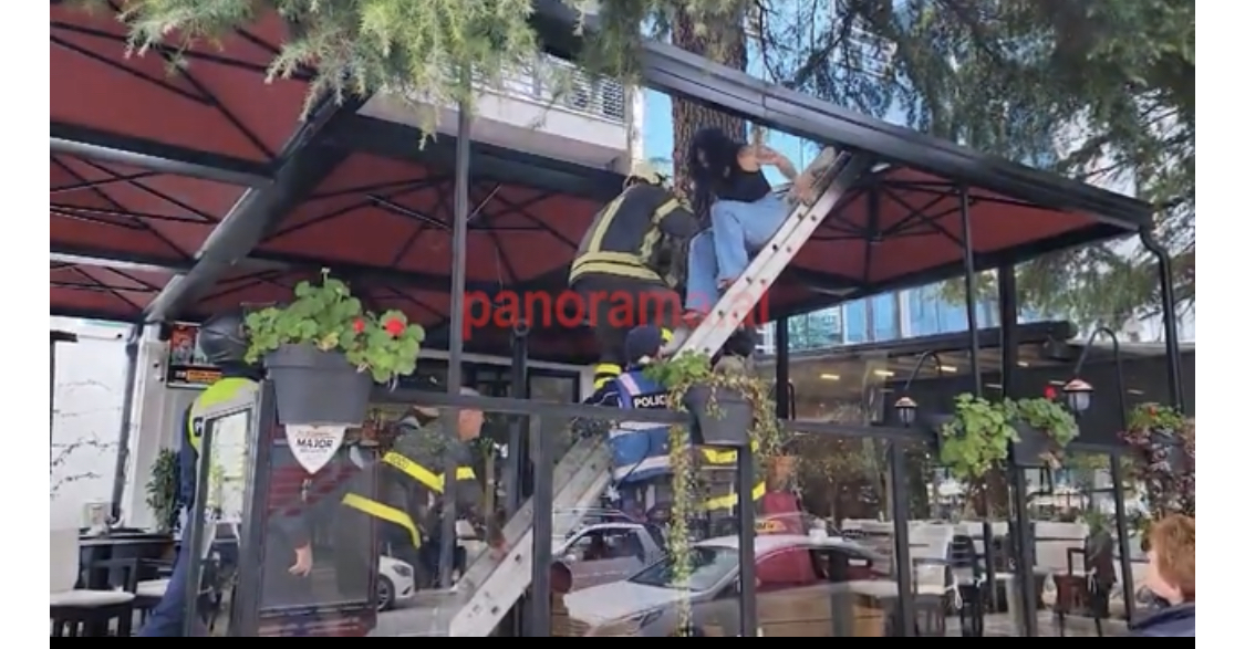 Shtëpi publike latine në Durrës, pse fluturoi vajza nga Venezuela nga ballkoni mbi çadrat e restorantit